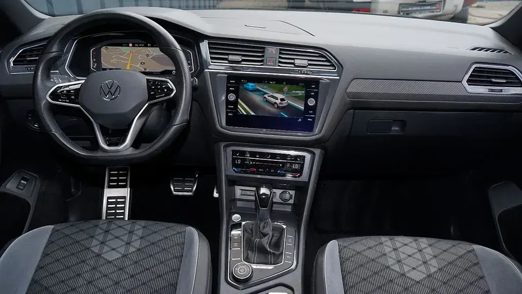 Gebraucht VW Tiguan Allspace R-line 245 PS (180 kW) 2023 Platinum grey (metallic) SUV