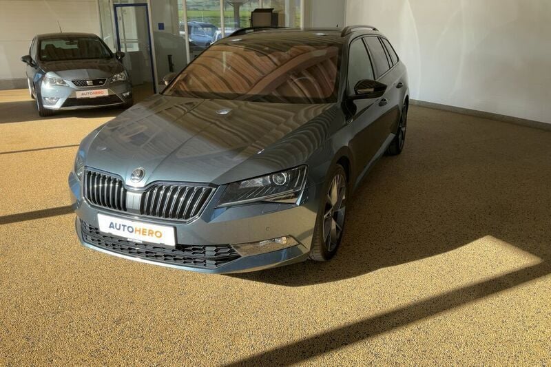 Grau Gebraucht 2017 Skoda Superb SportLine Kombi | 21.310 € (Fairer Preis) - Bild 1/4