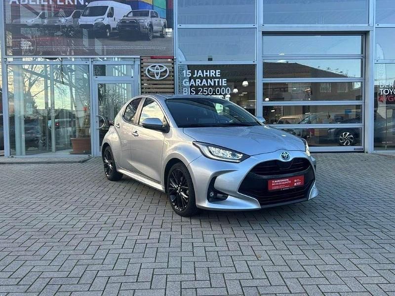 Shimmering silver metallic Gebraucht 2023 Toyota Yaris Hybrid Team Kleinwagen | 18.775 € (Guter Preis) - Bild 1/4