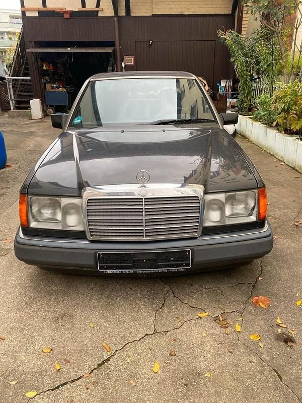 Schwarz Gebraucht 1992 Mercedes E260 Limousine | 2.999 € - Bild 1/4