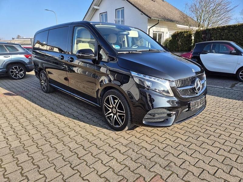 Obsidianschwarz Gebraucht 2023 Mercedes V300 Avantgarde Edition Van / Kleinbus | 58.900 € (Superpreis) - Bild 1/4