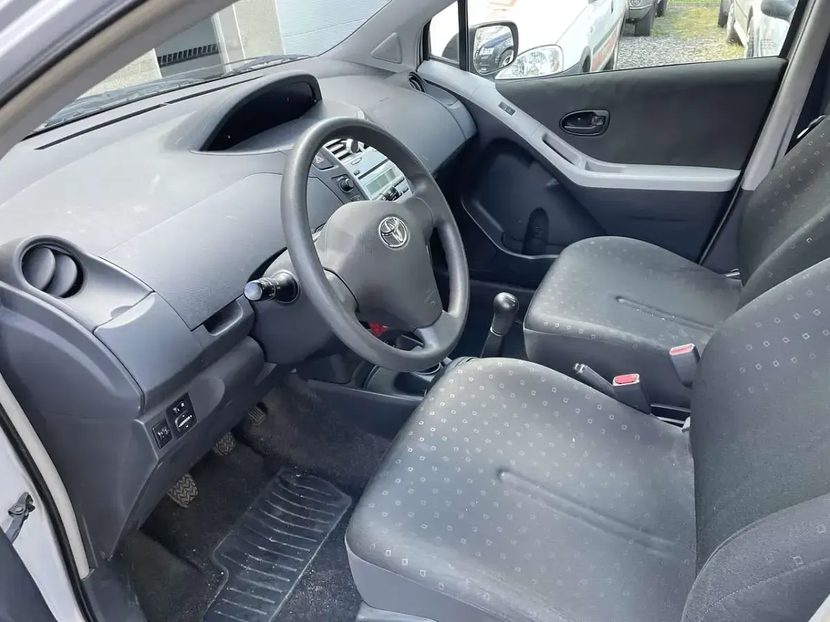 Gebraucht Toyota Yaris Sol 87 PS (63 kW) 2006 Silber Limousine