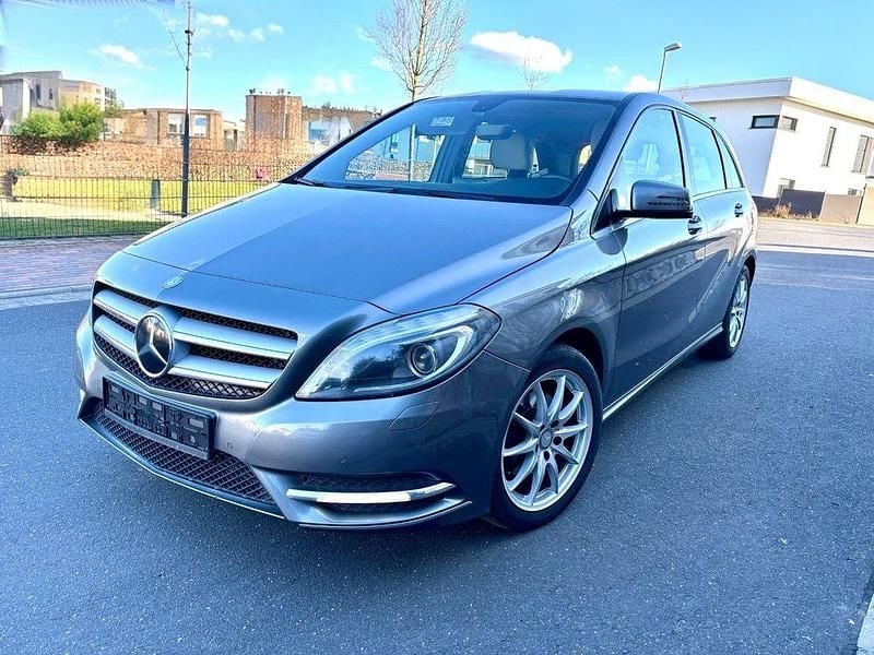 Gebraucht Mercedes B200 156 PS (114 kW) 2013 Grau Van / Kleinbus
