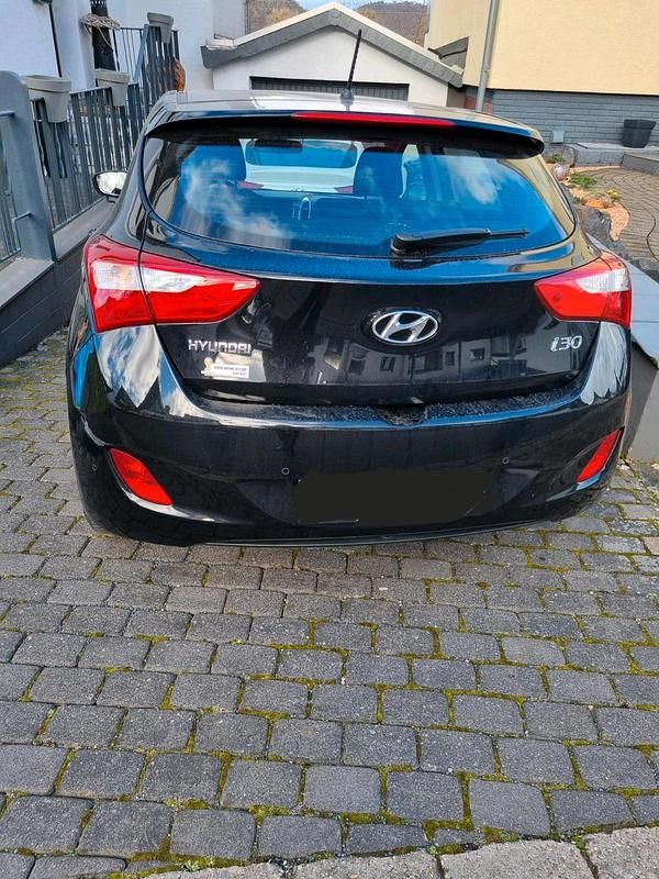 Gebraucht Hyundai i30 99 PS (72 kW) 2014 Schwarz Kleinwagen