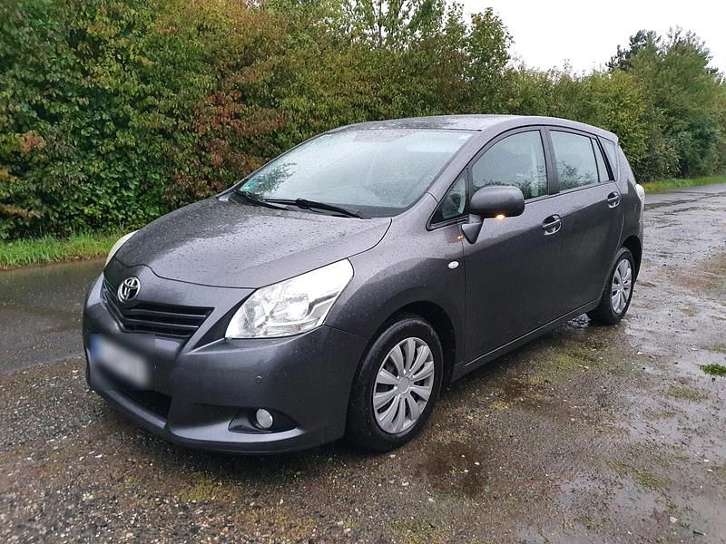 Grau Gebraucht 2011 Toyota Verso Van / Kleinbus | 5.500 € - Bild 1/4