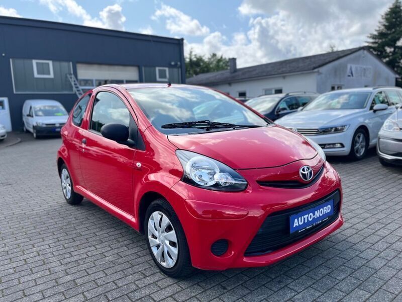 Rot Gebraucht 2012 Toyota Aygo Basis Kleinwagen | 3.490 € (Fairer Preis) - Bild 1/4