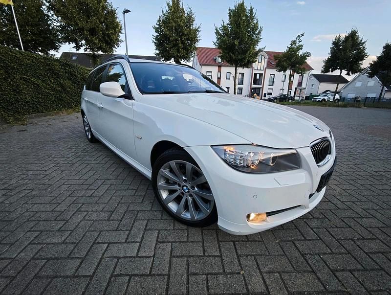 Weiß Gebraucht 2009 BMW 330 Kombi | 9.199 € (Guter Preis) - Bild 1/4