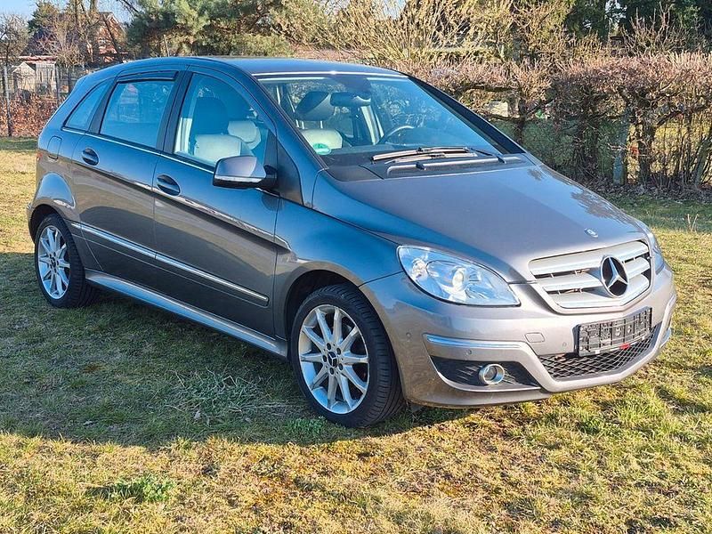 Gebraucht Mercedes B200 136 PS (100 kW) 2011 Grau Van / Kleinbus
