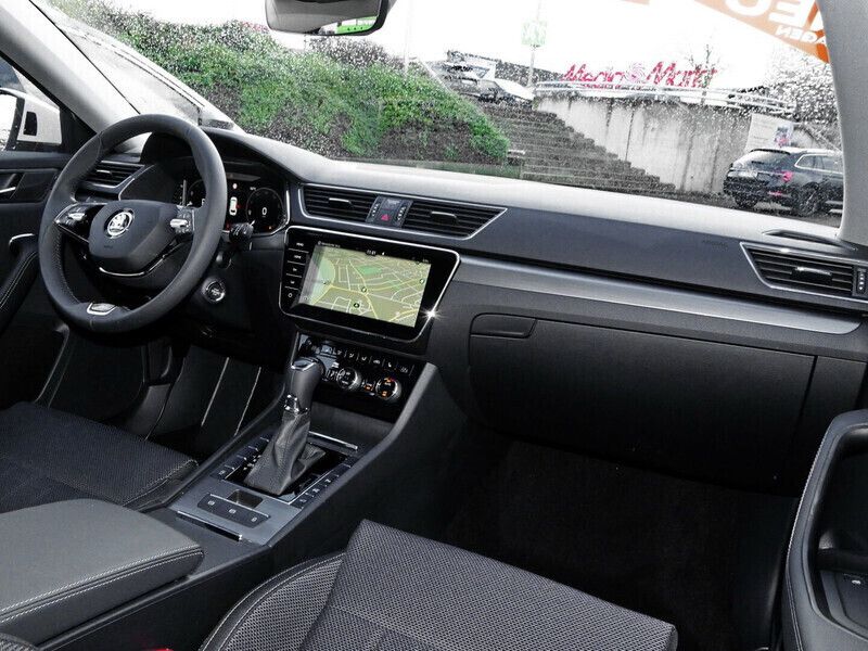 Gebraucht Skoda Superb Style 150 PS (110 kW) 2024 Moonweiss metallic Kombi