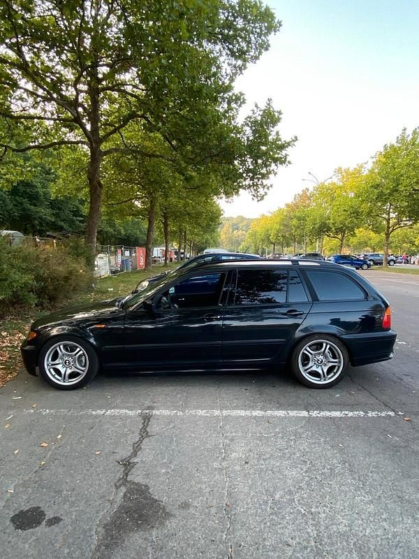 Schwarz Gebraucht 2004 BMW 320 Kombi | 4.300 € - Bild 1/4