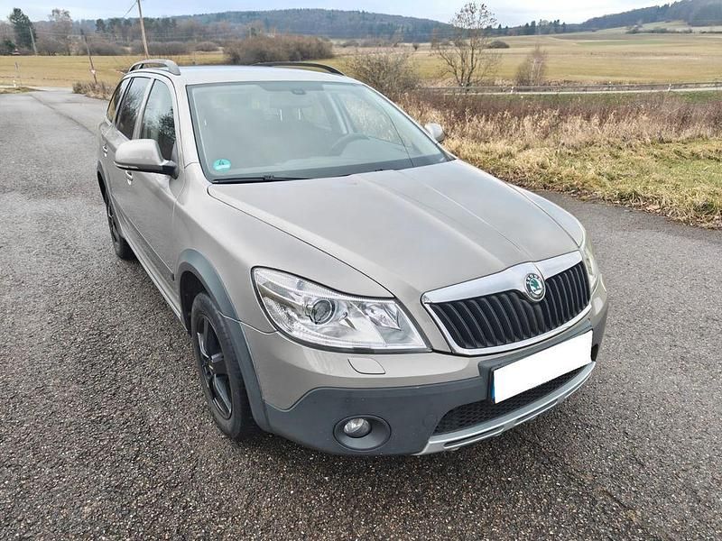 Grau Gebraucht 2013 Skoda Octavia Kombi | 8.500 € (Etwas zu teuer) - Bild 1/4