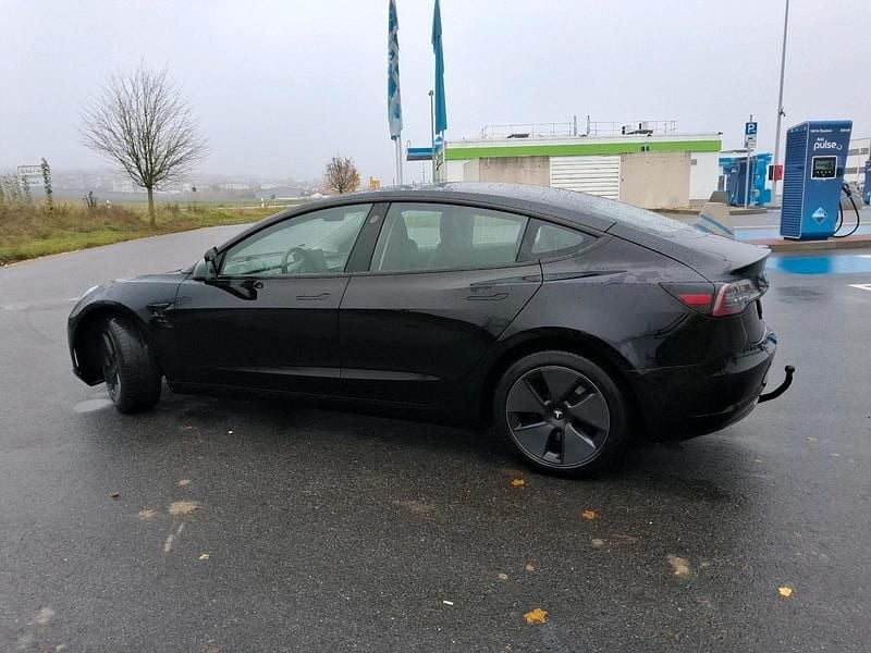 Schwarz Gebraucht 2022 Tesla Model 3 Standard Range Limousine | 20.500 € (Guter Preis) - Bild 1/4