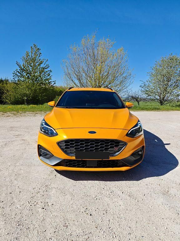 Używany Ford Focus ST 280 KM (205 kW) 2021 Pomarańczowy Sedan/Limuzyna