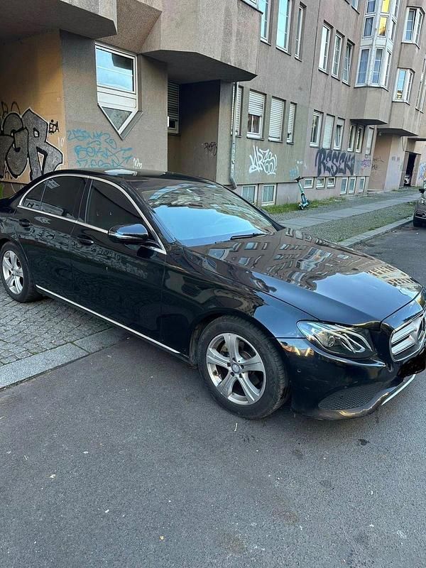 Schwarz Gebraucht 2017 Mercedes E220 Limousine | 16.500 € (Superpreis) - Bild 1/4