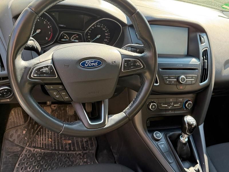 Gebraucht Ford Focus Titanium 125 PS (91 kW) 2015 Blau Kombi