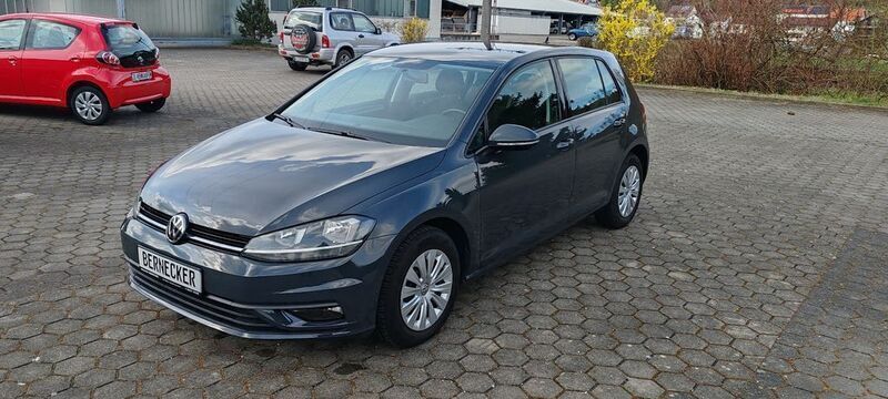 Grau Gebraucht 2018 VW Golf VII Trendline Limousine | 11.990 € (Guter Preis) - Bild 1/4