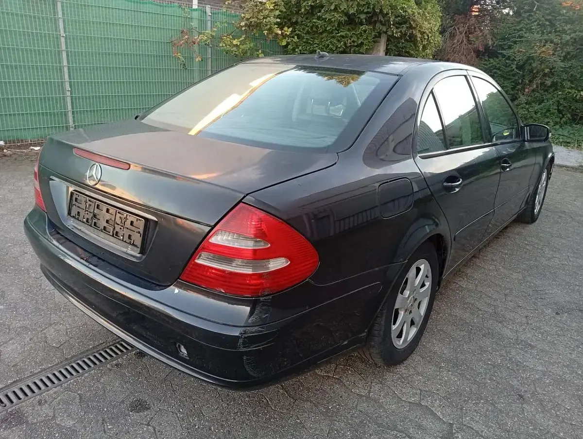 Gebraucht Mercedes E200 Avantgarde 163 PS (119 kW) 2006 Schwarz Limousine
