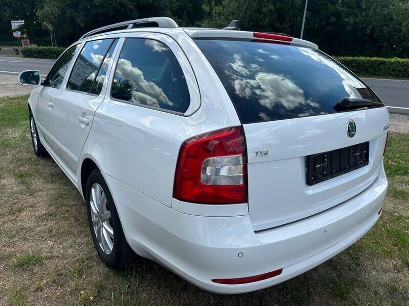 Weiß Gebraucht 2013 Skoda Octavia Kombi | 8.999 € (Fairer Preis) - Bild 1/4