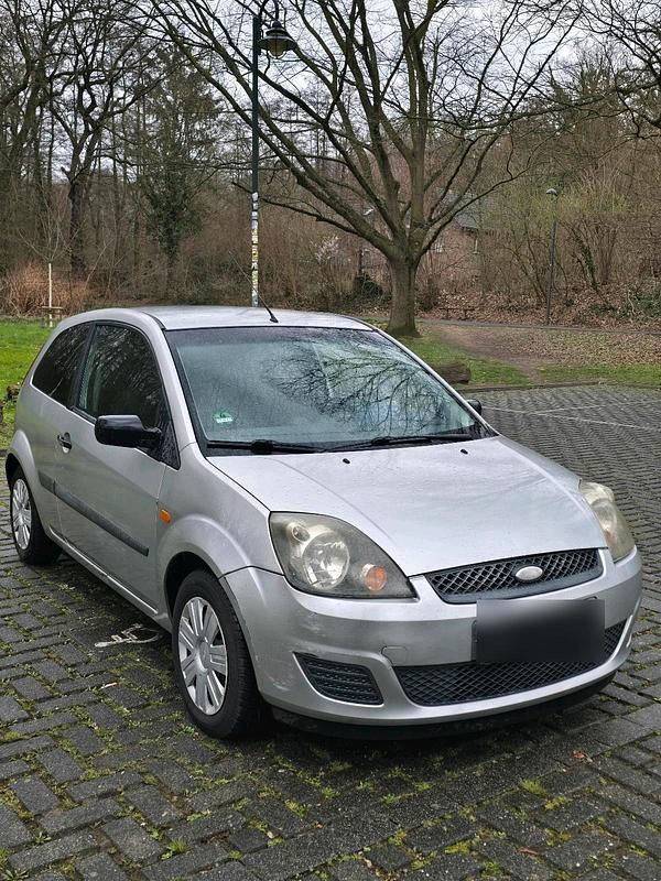 Gebraucht Ford Fiesta Ambiente 70 PS (51 kW) 2005 Silber Kleinwagen
