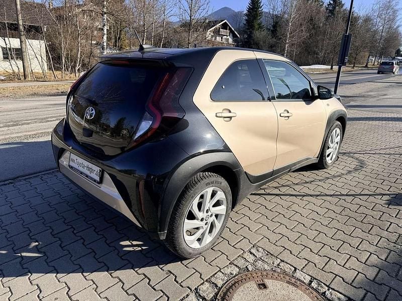 Gebraucht Toyota Aygo Pulse 72 PS (52 kW) 2022 Ginger beige (4u9)/ black Kleinwagen