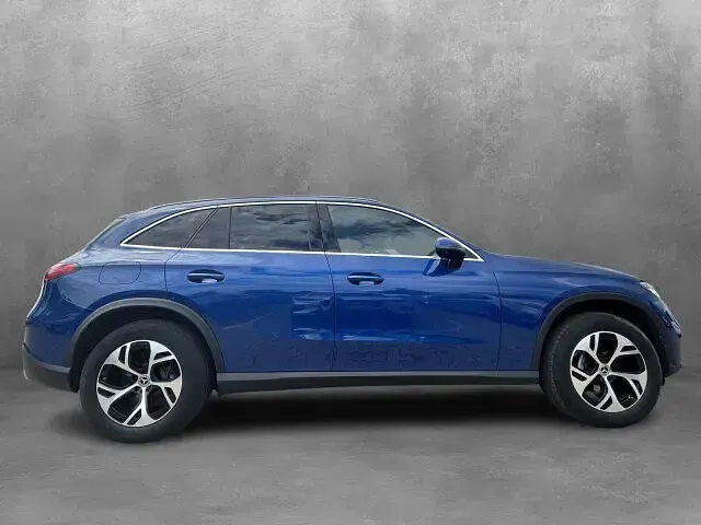 Gebraucht Mercedes GLC300e 204 PS (150 kW) 2023 Metalliclack spektralblau SUV