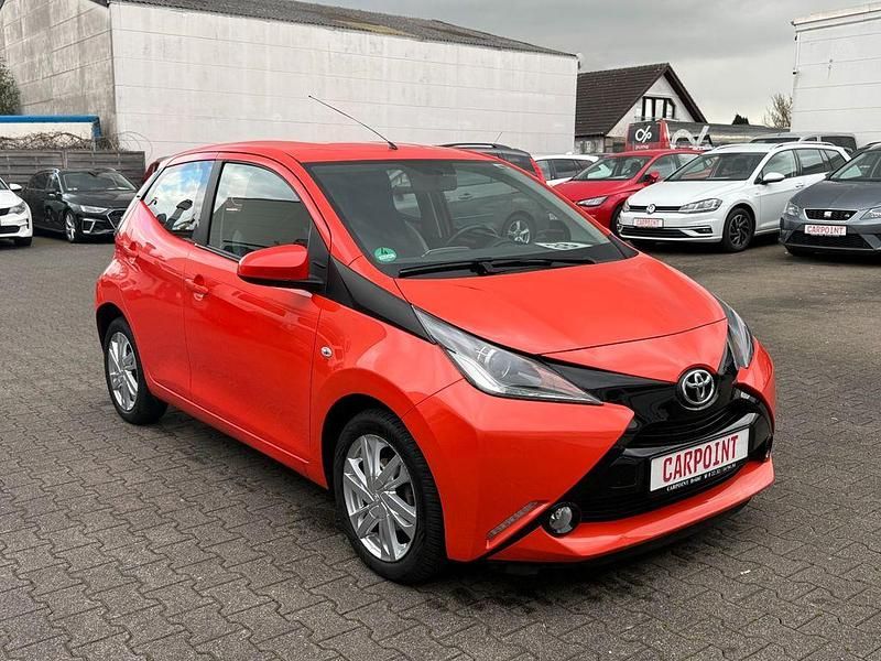 Gebraucht Toyota Aygo X-play 69 PS (50 kW) 2015 Orange Kleinwagen