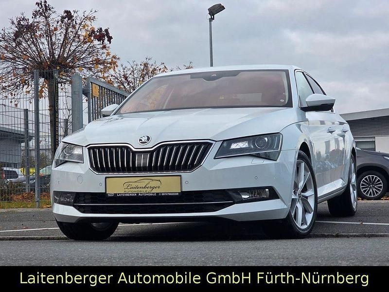 Weiß Gebraucht 2015 Skoda Superb Style Limousine | 17.900 € (Fairer Preis) - Bild 1/4