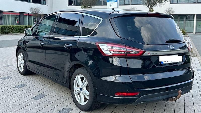 Schwarz Gebraucht 2017 Ford S-MAX Titanium Van / Kleinbus | 7.990 € (Fairer Preis) - Bild 1/4