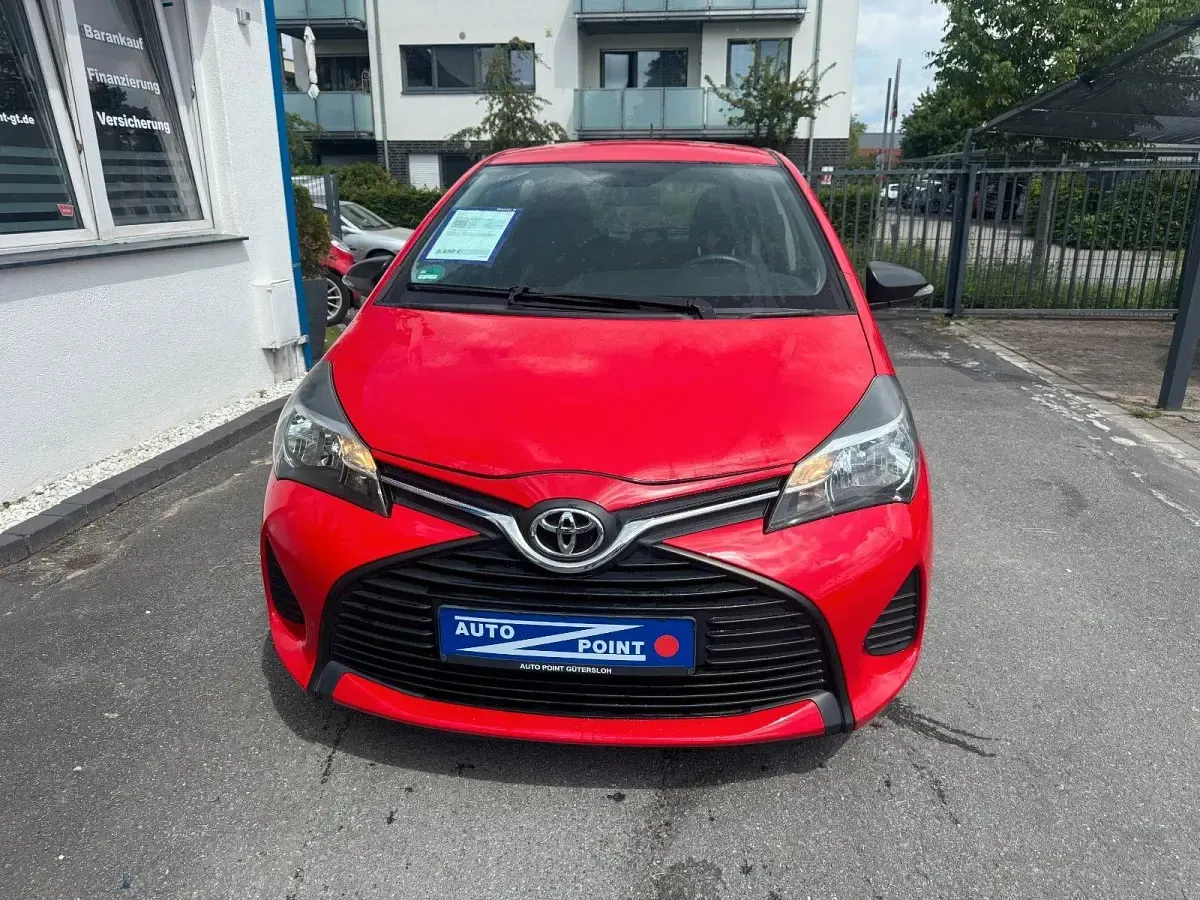 Gebraucht Toyota Yaris Basis 69 PS (50 kW) 2016 Rot Kleinwagen