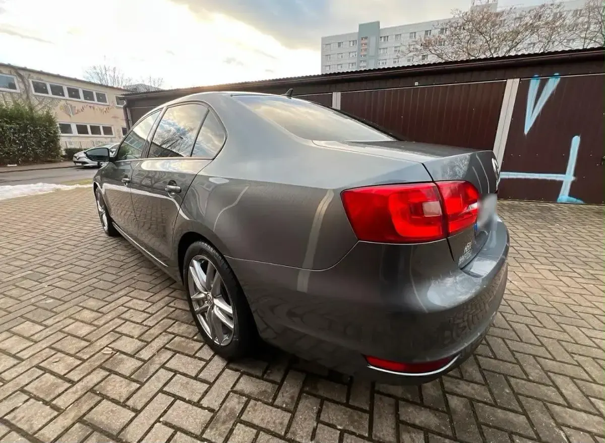 Gebraucht VW Jetta Match 105 PS (77 kW) 2012 Grau Limousine