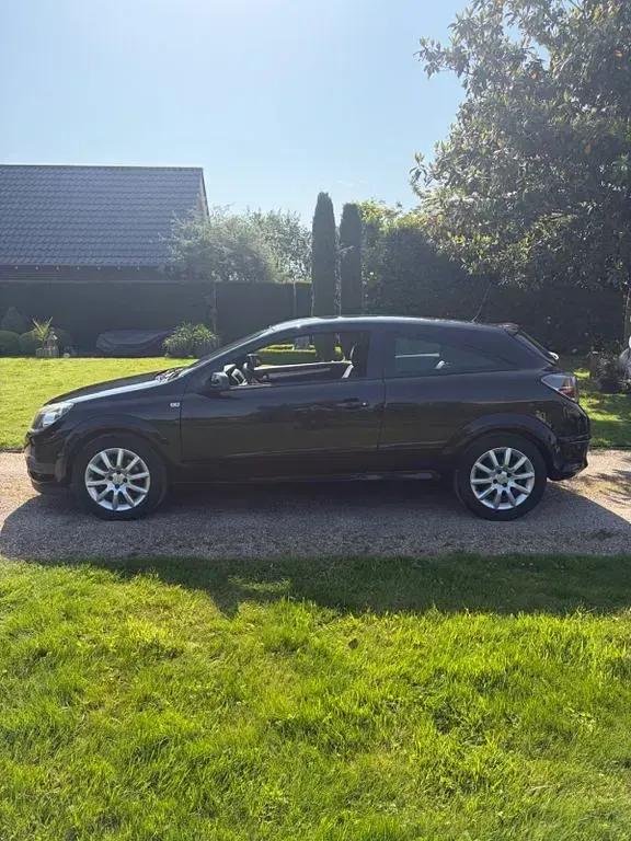 Używany Opel Astra GTC Edition 105 KM (77 kW) 2007 Czarny Sedan/Limuzyna