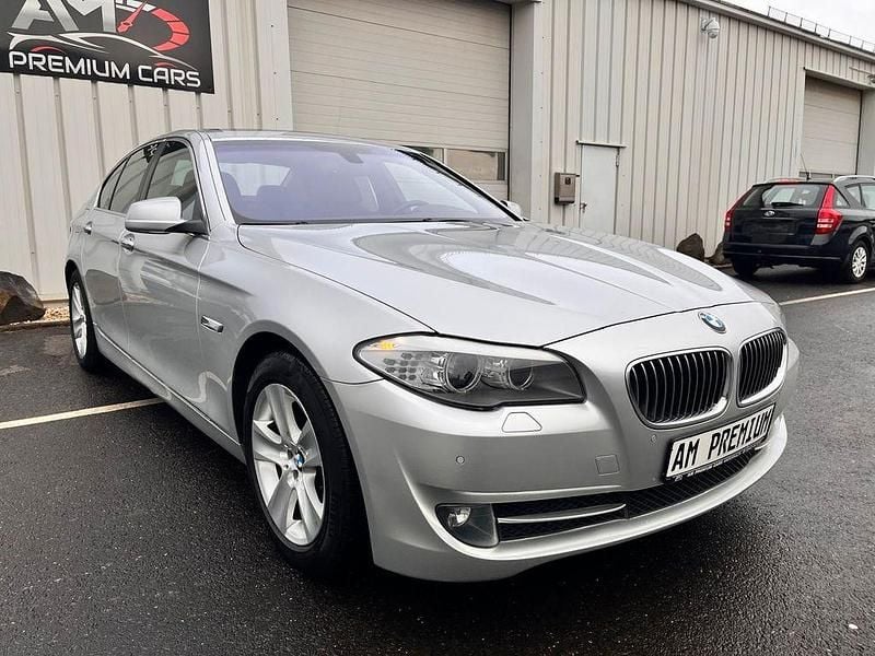 Silber Gebraucht 2013 BMW 520 Comfort Edition Limousine | 12.990 € (Fairer Preis) - Bild 1/4