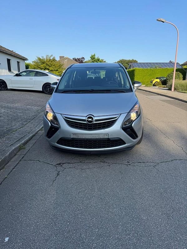 Grau Gebraucht 2015 Opel Zafira Van / Kleinbus | 4.500 € - Bild 1/4
