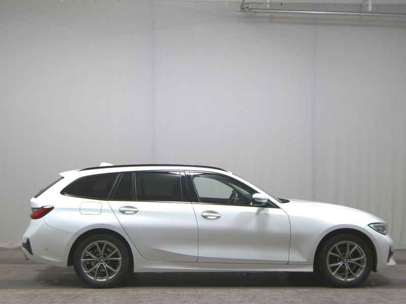 Weiss Gebraucht 2021 BMW 320 Sport Line Kombi | 18.680 € (Superpreis) - Bild 1/4