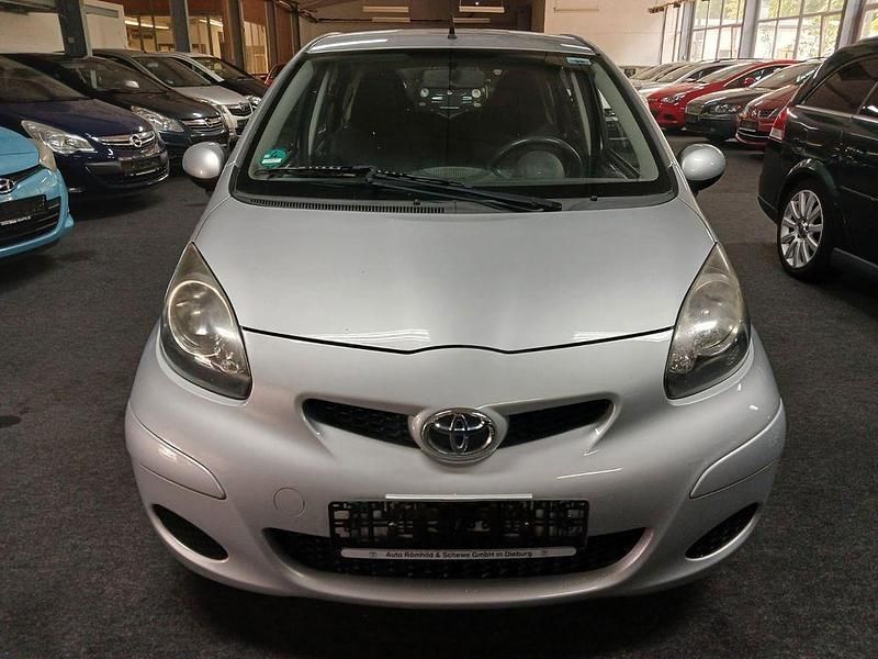 Silber Gebraucht 2010 Toyota Aygo Cool Kleinwagen | 4.490 € (Fairer Preis) - Bild 1/4