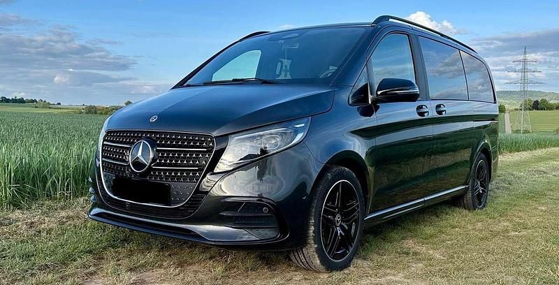 Grau Gebraucht 2024 Mercedes V250 Style Van / Kleinbus | 69.500 € - Bild 1/4
