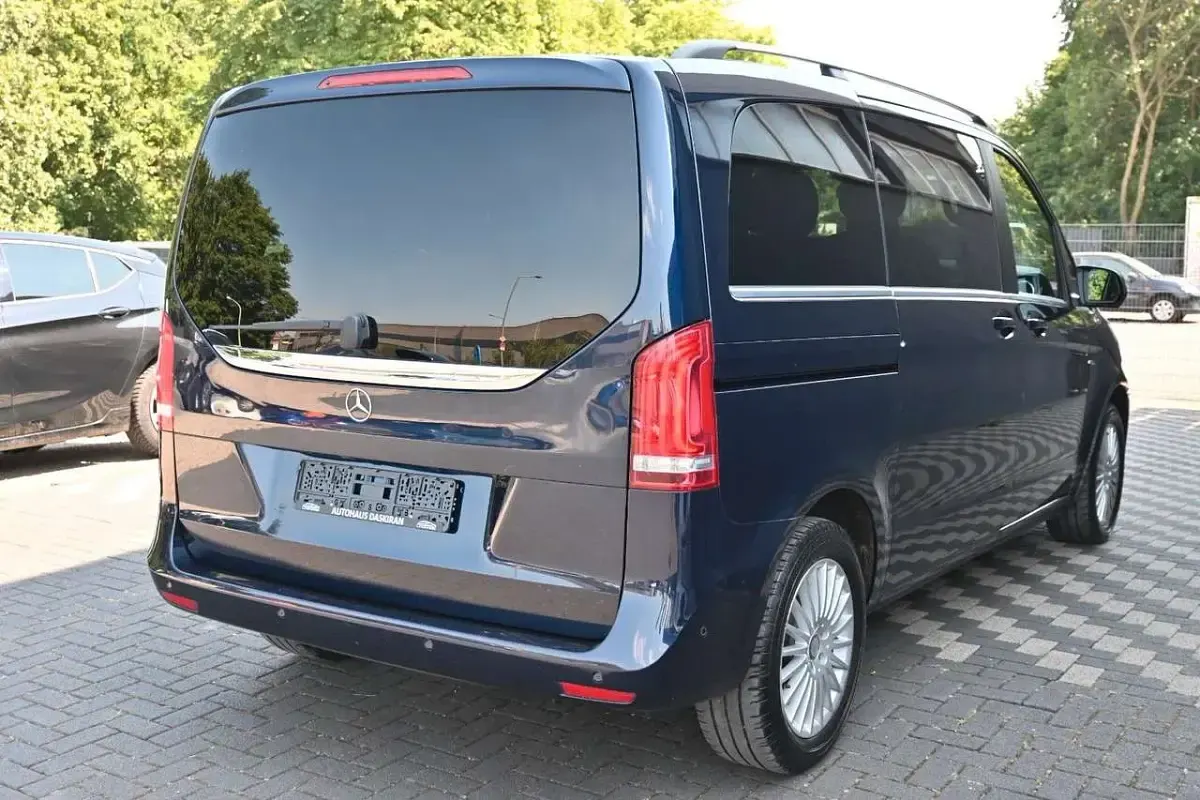 Gebraucht Mercedes V220 Edition 163 PS (119 kW) 2017 Blau Van / Kleinbus