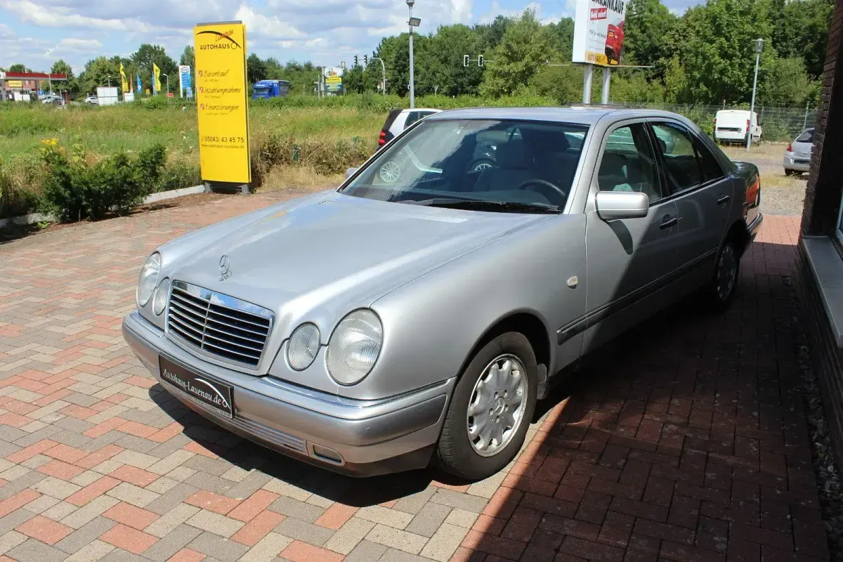 Gebraucht Mercedes E220 Elegance 95 PS (69 kW) 1996 Silber Limousine