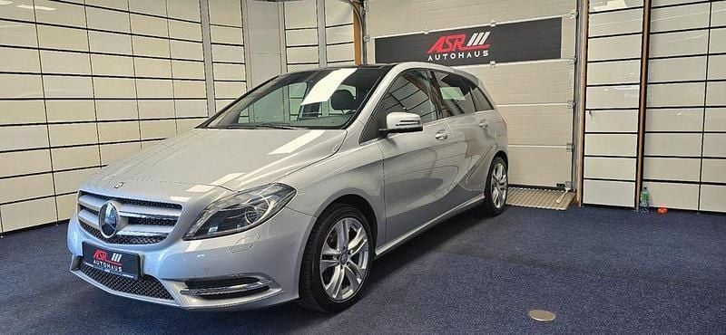 Silber Gebraucht 2014 Mercedes B200 Van / Kleinbus | 12.999 € (Fairer Preis) - Bild 1/4