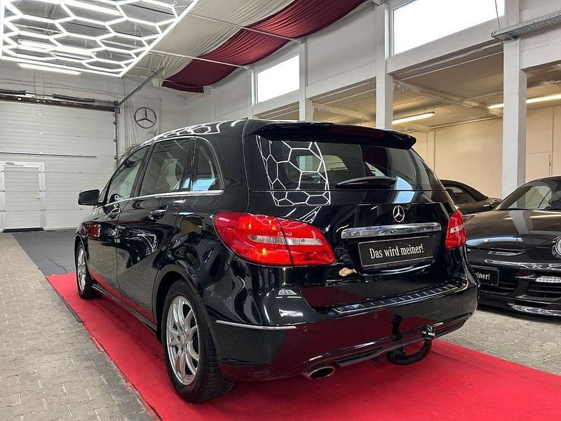 Gebraucht Mercedes B180 122 PS (89 kW) 2012 Schwarz Van / Kleinbus