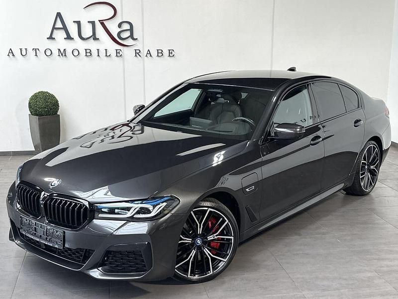 Grau Gebraucht 2022 BMW 545e M Sport Limousine | 44.749 € (Fairer Preis) - Bild 1/4