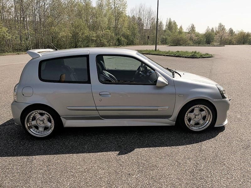 Gebraucht Renault Clio II 169 PS (124 kW) 2002 Silber Kleinwagen