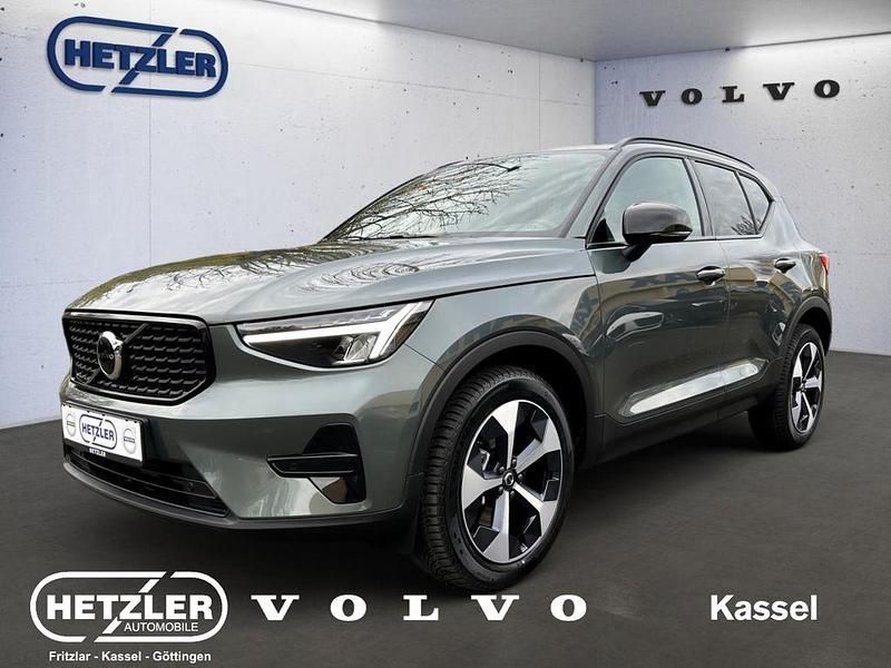 Neu Volvo XC40 Plus 197 PS (144 kW) 2025 Forest lake / metallic SUV