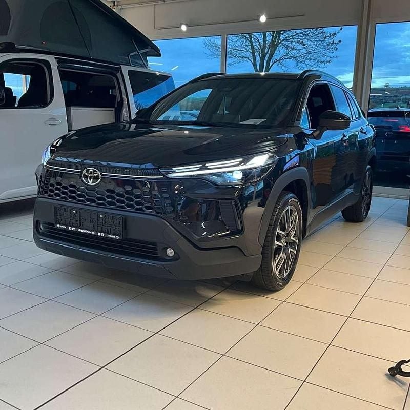 Mystikschwarz metallic Neu 2025 Toyota Corolla Cross SUV | 37.690 € (Guter Preis) - Bild 1/4