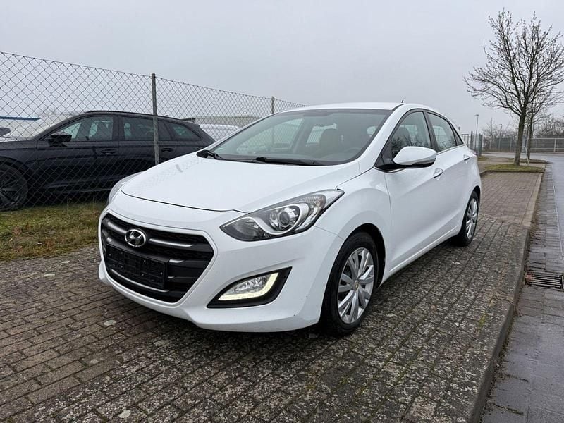 Weiß Gebraucht 2016 Hyundai i30 Limousine | 7.900 € (Guter Preis) - Bild 1/4