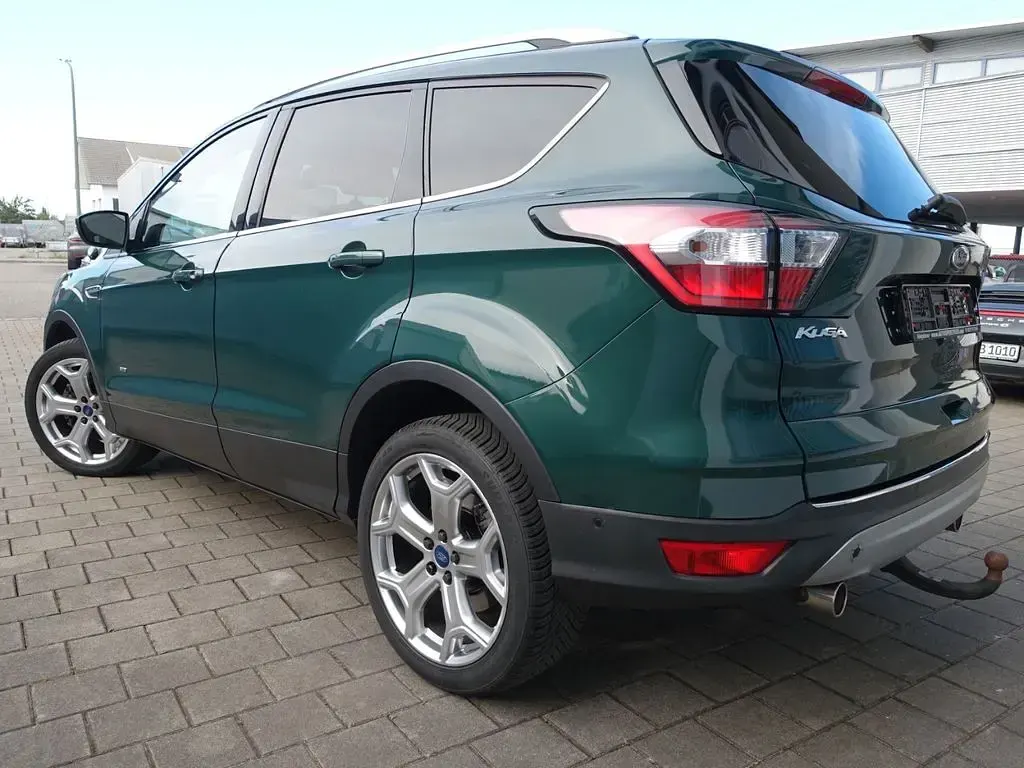 Gebraucht Ford Kuga Titanium 179 PS (131 kW) 2017 Grün SUV