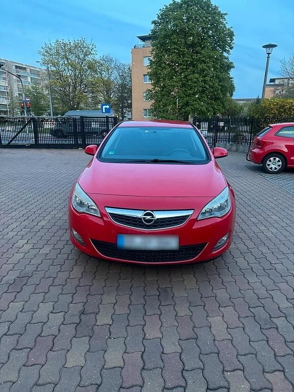Second-hand Opel Astra 101 CP (74 kW) 2011 Roșu Hatchback