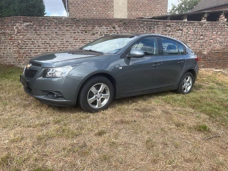 Grau Gebraucht 2013 Chevrolet Cruze LS Limousine | 3.850 € (Fairer Preis) - Bild 1/4