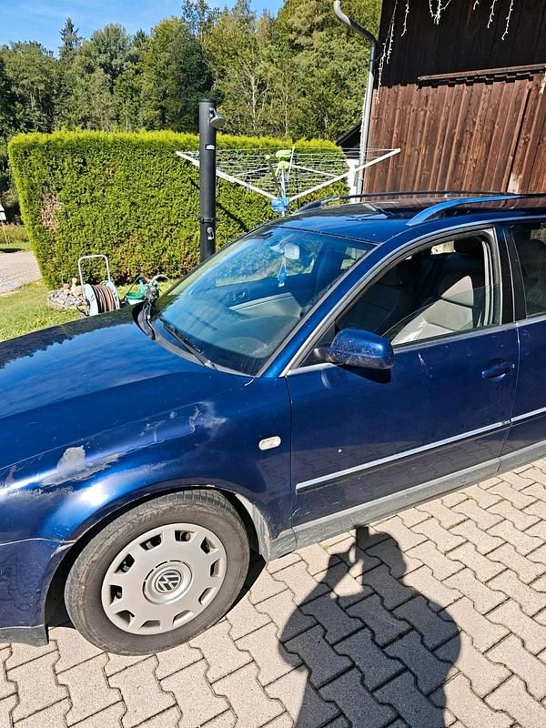 Blau Gebraucht 2001 VW Passat Kombi | 500 € (Superpreis) - Bild 1/4