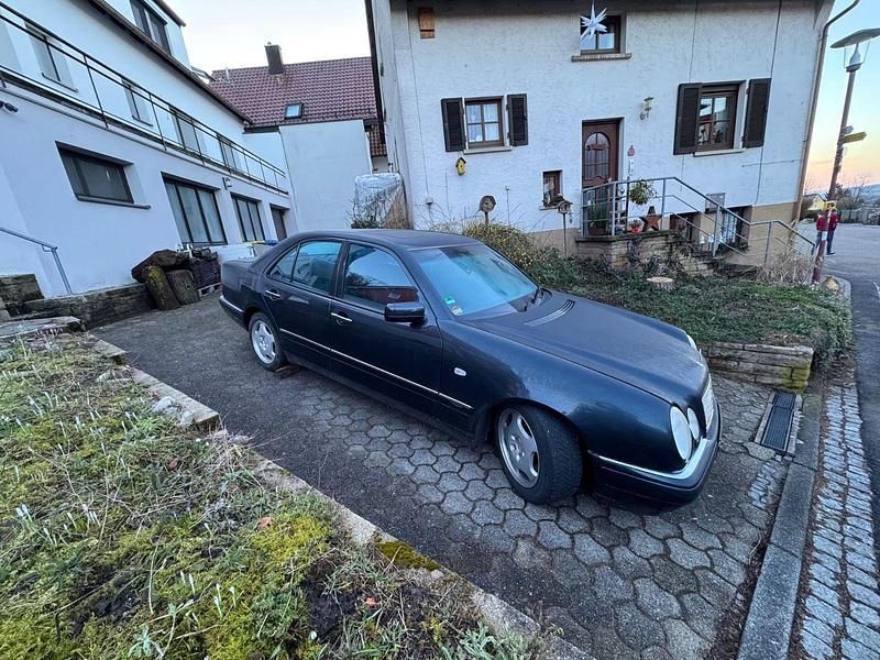 Gebraucht Mercedes E320 Avantgarde 220 PS (161 kW) 1996 Schwarz Limousine